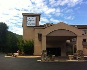 Smoky Mountain Inn & Suites